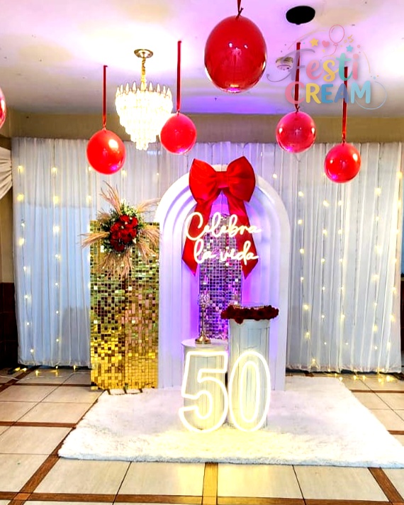 Celebración de 50 años dama elegante rojo